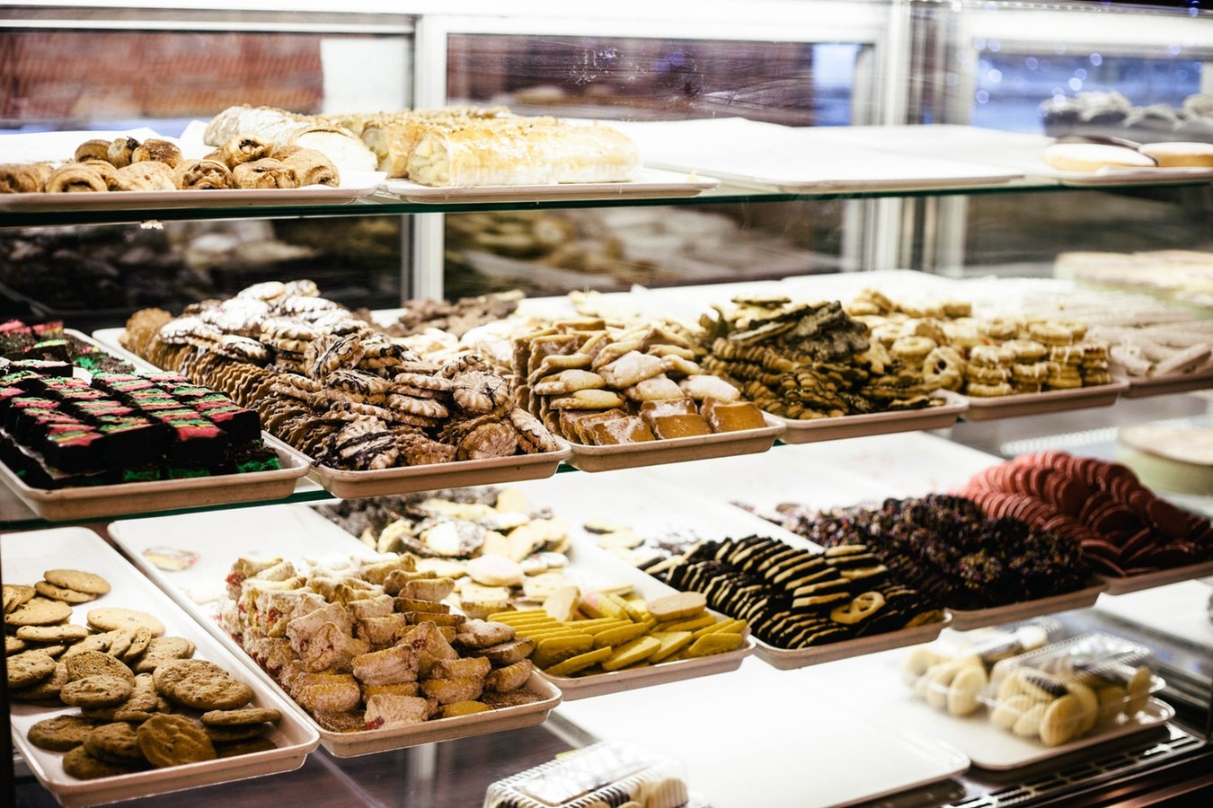 Cửa hàng bánh Nhật Bản trưng bày tủ kính với máy nén nhập khẩu